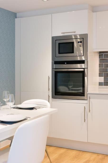 בורנמות' Stunning 2 Bed Apartment, Fabulous Sea View & 2 Minutes To Beach With Parking מראה חיצוני תמונה