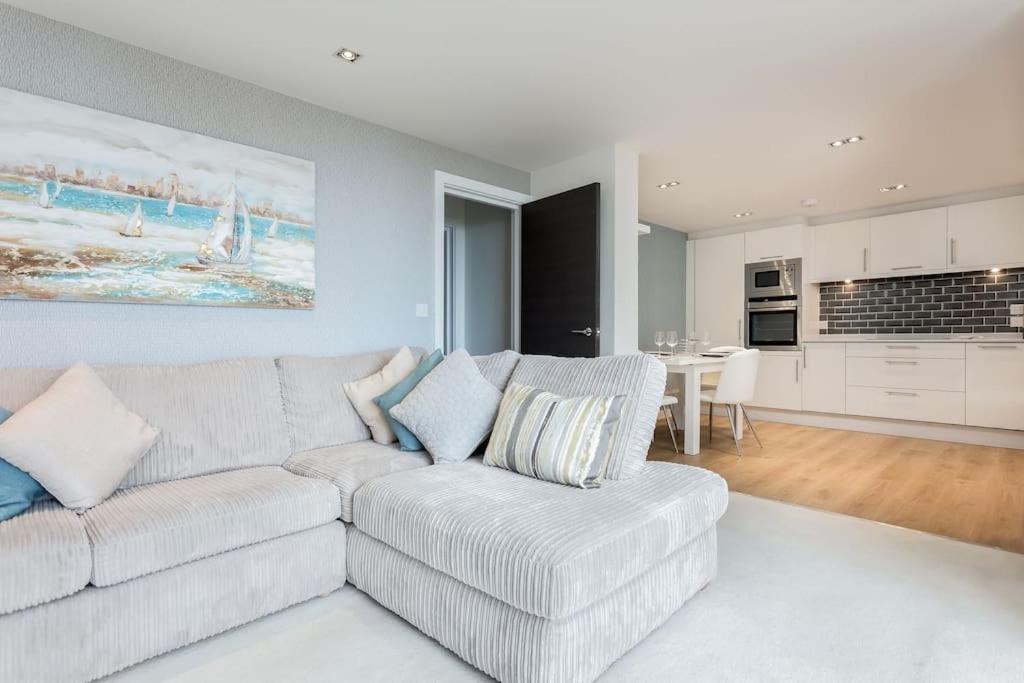 בורנמות' Stunning 2 Bed Apartment, Fabulous Sea View & 2 Minutes To Beach With Parking מראה חיצוני תמונה