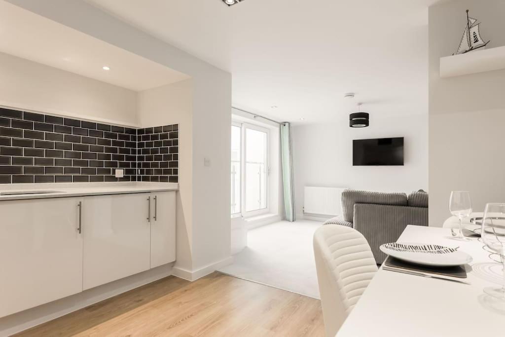 בורנמות' Stunning 2 Bed Apartment, Fabulous Sea View & 2 Minutes To Beach With Parking מראה חיצוני תמונה