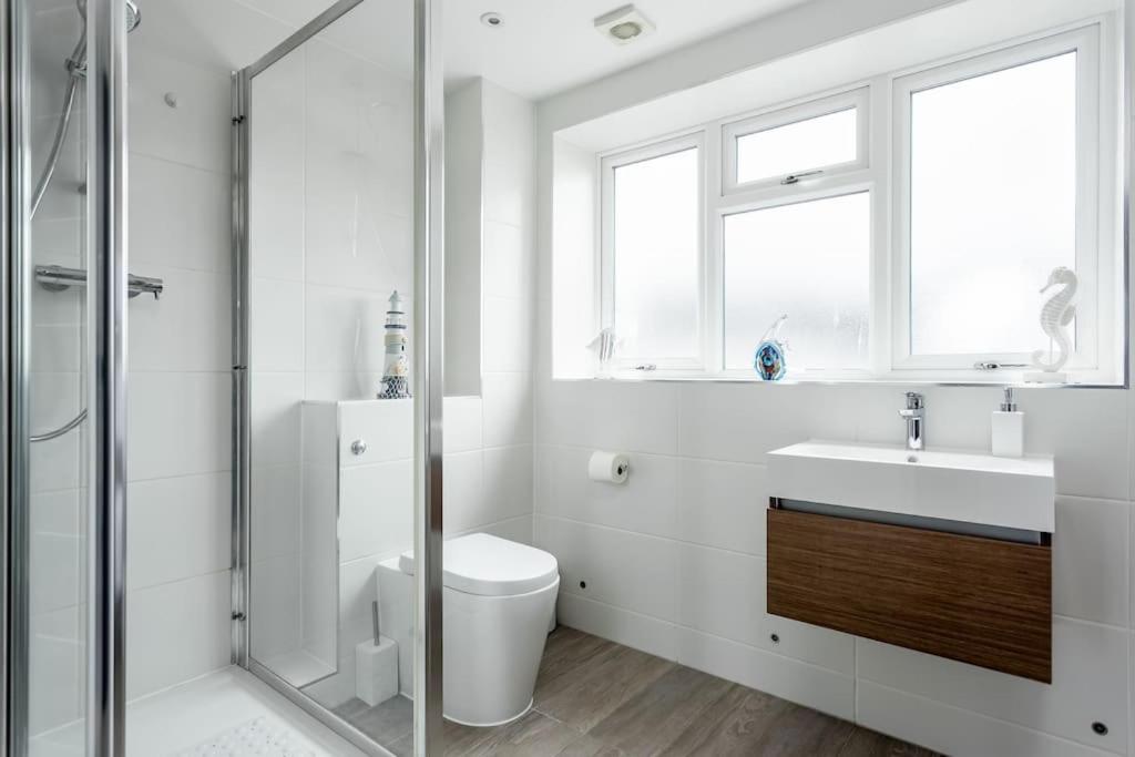 בורנמות' Stunning 2 Bed Apartment, Fabulous Sea View & 2 Minutes To Beach With Parking מראה חיצוני תמונה