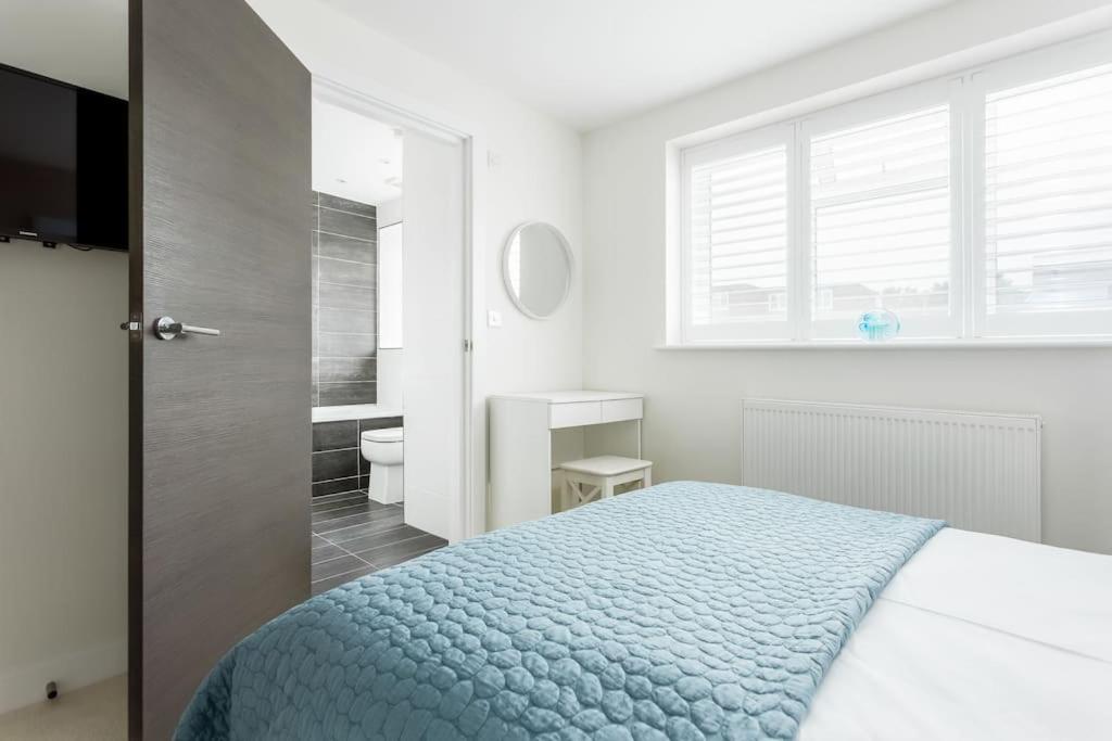 בורנמות' Stunning 2 Bed Apartment, Fabulous Sea View & 2 Minutes To Beach With Parking מראה חיצוני תמונה