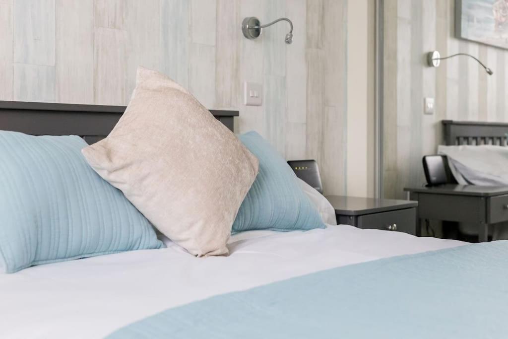 בורנמות' Stunning 2 Bed Apartment, Fabulous Sea View & 2 Minutes To Beach With Parking מראה חיצוני תמונה